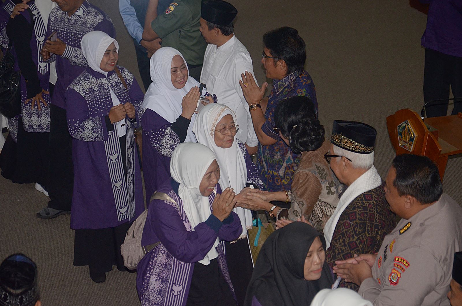 JAMAAH HAJI: Para calon haji saat acara pelerpasan di ruang Wiswasabha Utama kantor Gubernur Bali di Renon Denpasar, Selasa 13 Mei 2025.