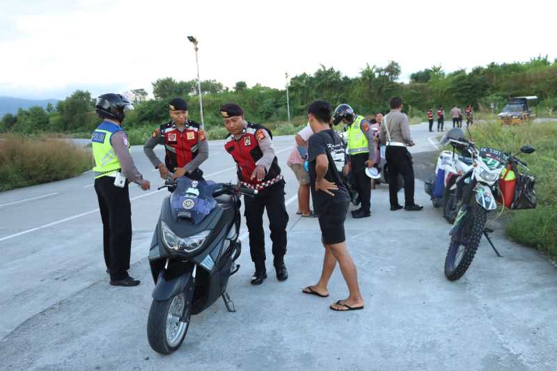 DICEGAT : Aksi kebut-kebutan siswa di Klungkung dicegat polisi. (Foto: Humas Polres Klungkung)