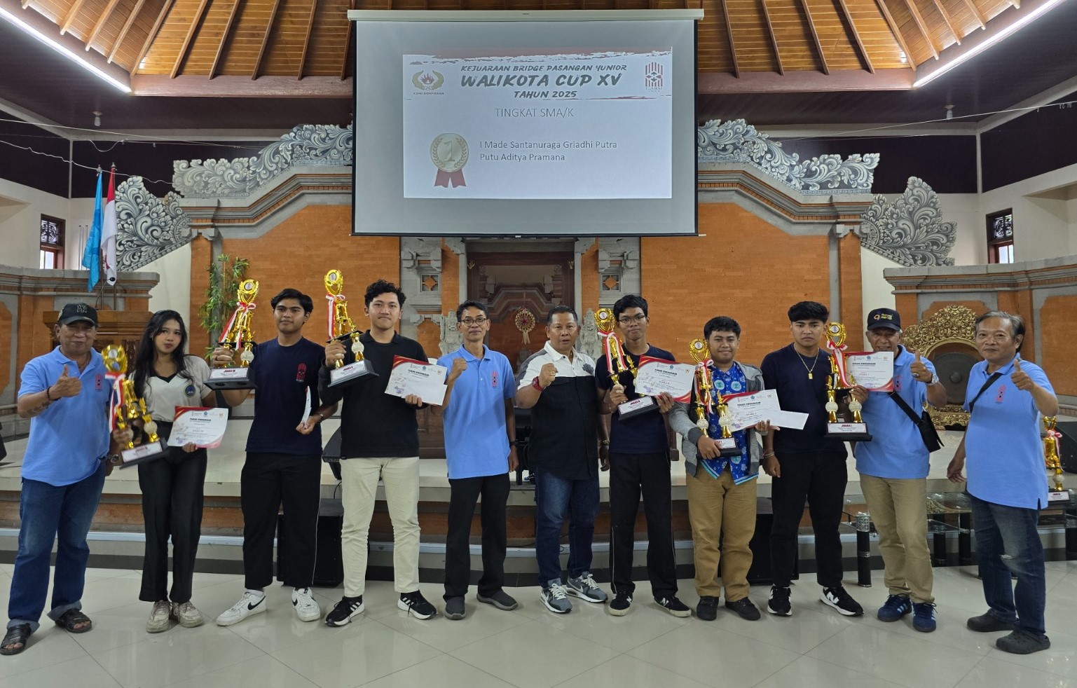 NAIK LEVEL: Para juara Bridge Walikota Cup XV Tahun 2025  yang berlangsung di Aula BPMP Bali di Renon Denpasar, 10-11 Mei 2025.