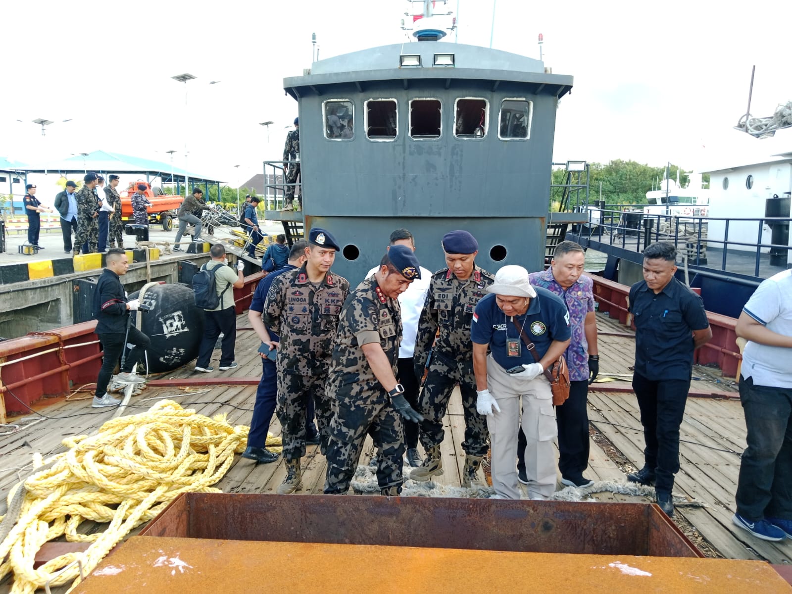 CEK FAKTA: Penangkapan kapal Ikan Fishing Vessel (FV) Yue Lu Yu 28359. PSDKP melaksanakan Konferensi Pers dan pelimpahan perkara kepada Polair di Pelabuhan Benoa, Denpasar, Senin (11/5/2025).