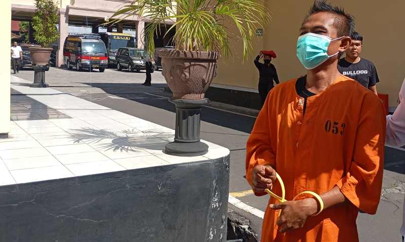 SEBUT PENYUPLAI DARI MANA : Tersangka TP ini mengaku mendapatkan narkotika dari seseorang bernama Opik asal Desa Sidetapa. (foto: francelino junior/radar bali)