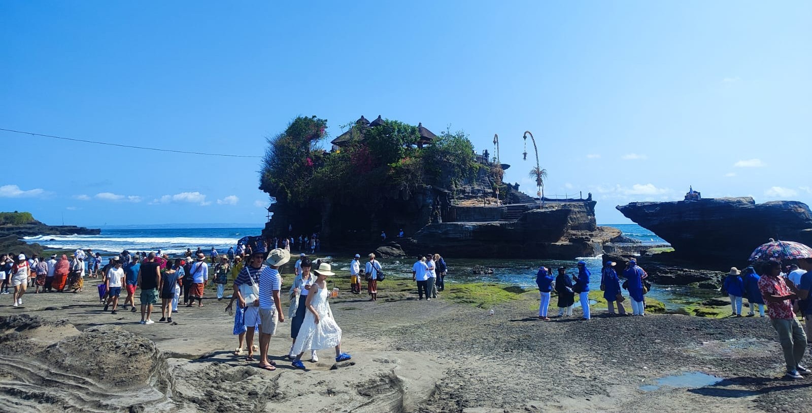 RAMAI : Suasana kunjungan wisatawan di DTW Tanah Lot, Desa Beraban, Kediri Tabanan. (foto: juliadi/radar bali)