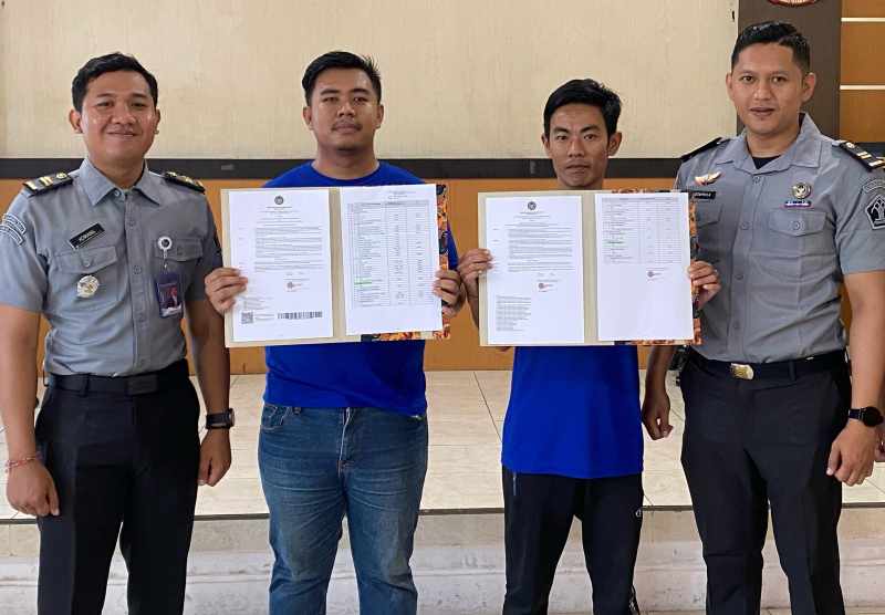 REMISI HARI RAYA: Bertepatan dengan Hari Raya Waisak, dua orang warga binaan Lapas Singaraja mendapatkan remisi. (Foto: Lapas Singaraja untuk Radar Bali)