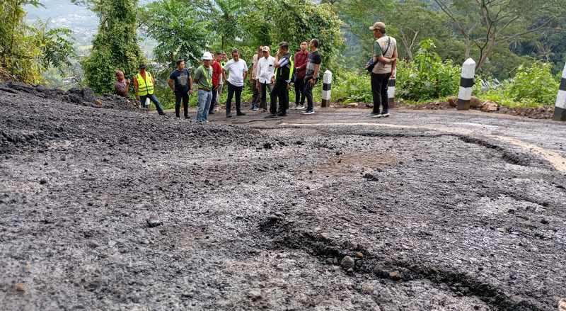 MEMANG MEDANNYA TIDAK MUDAH: Pemantauan jalan rusak viral di Banjar Dinas Kelandis, Desa Pakisan, Kecamatan Kubutambahan oleh Wabup Buleleng, Gede Supriatna bersama pelaksana proyek.(francelino Jr)