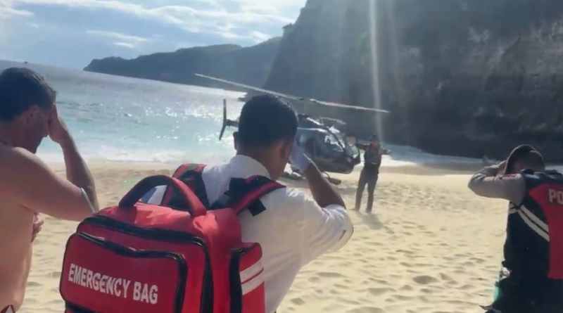 DIJEMPUT HELIKOPTER : Cayla yang selamat dari gulungan ombak dijemput helikopter tim penyelamat. (Foto: Humas Polres Klungkung)
