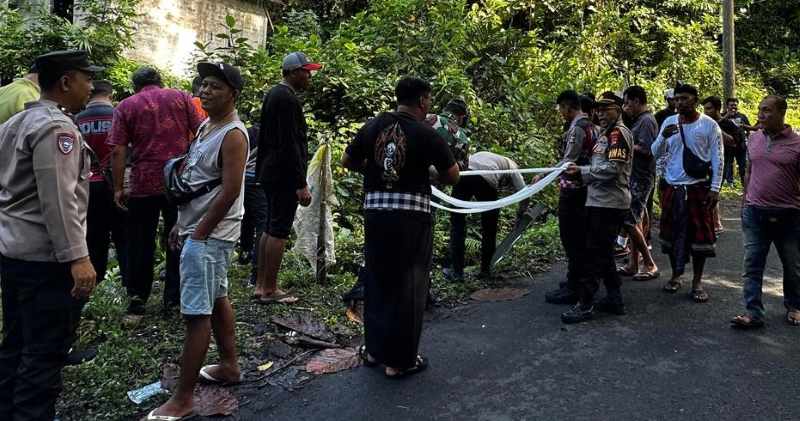HARI NAHAS : Suasana evakuasi pensiunan polisi I Nyoman Yudiasa Adnyana yang jatuh ke jurang sedalam 5 meter di Banjar Jadi Desa, Desa Banjar Anyar, Kecamatan Kediri. (Foto Polsek Kediri untuk RB)