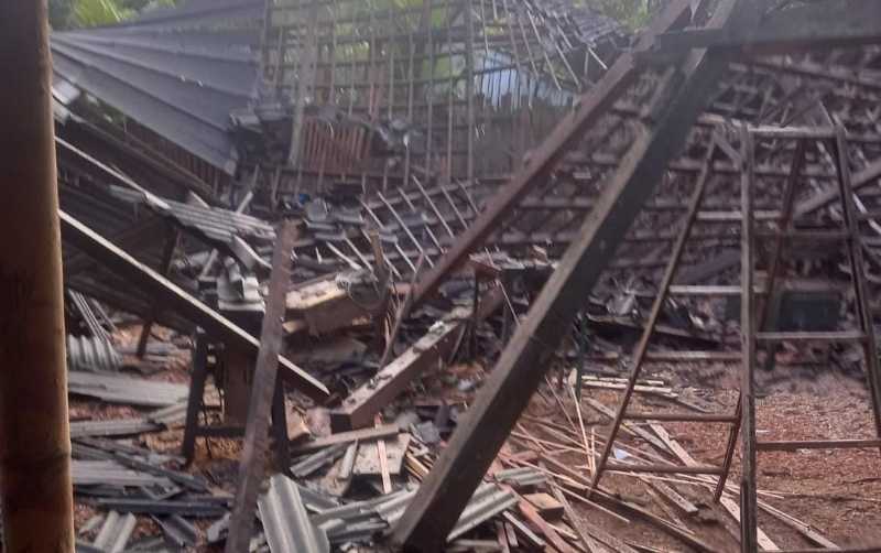 AMBRUK : Gudang kayu yang ambruk di Banjar Pangkung Tanah Kangin, Desa Melaya, Kecamatan Melaya, roboh akibat cuaca buruk. (foto: BPBD Jembrana)