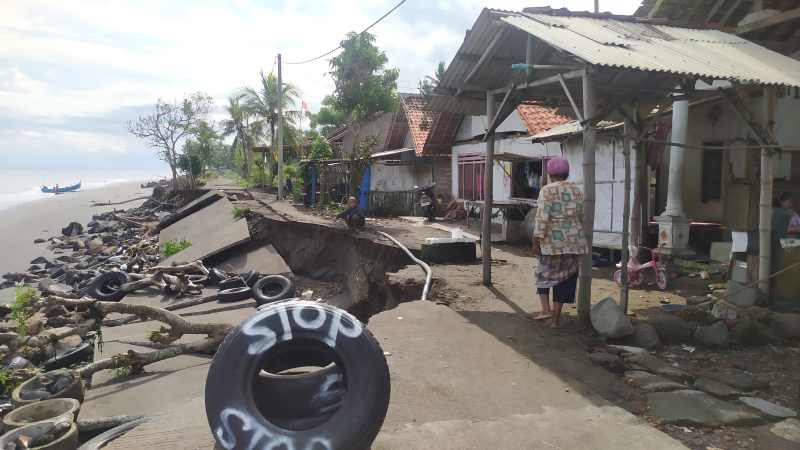 AMBLES : Jalan rabat beton amblas di Pantai Pebuahan semakin parah, Rabu (14/5/2025). (foto:m.basir/radar bali)