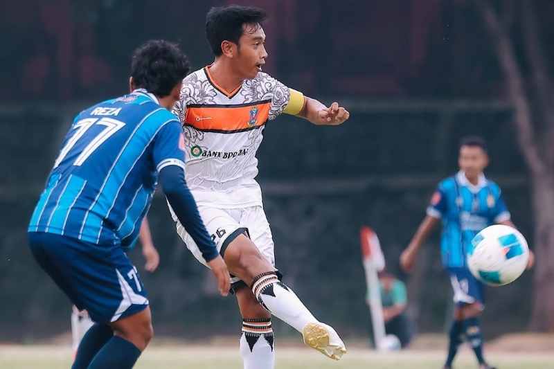 ANTAR NAIK KELAS KE LIGA 3 : Mucin saat bermain melawan Persema Malang.( Foto Perseden Denpasar untuk Radar Bali)