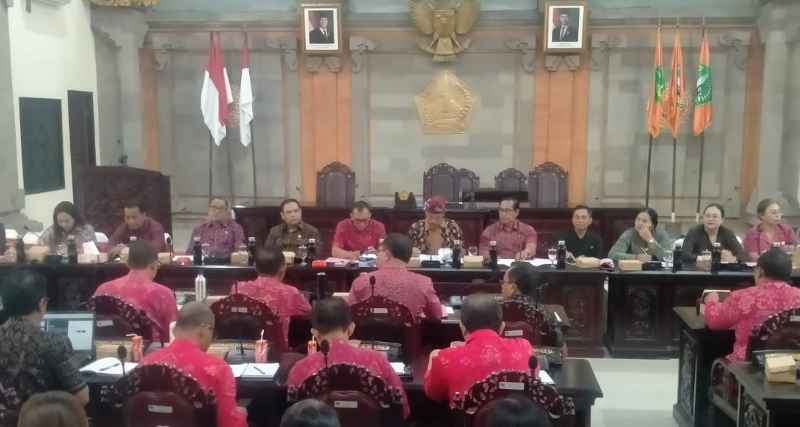 BAHAS ANGGARAN PECALANG : Rapat kerja Pansus I DPRD Tabanan dengan eksekutif  Pemkab Tabanan saat membahas rancangan awal rencana pembangunan jangka menengah daerah (RPJMD) di DPRD Tabanan. (juliadi)