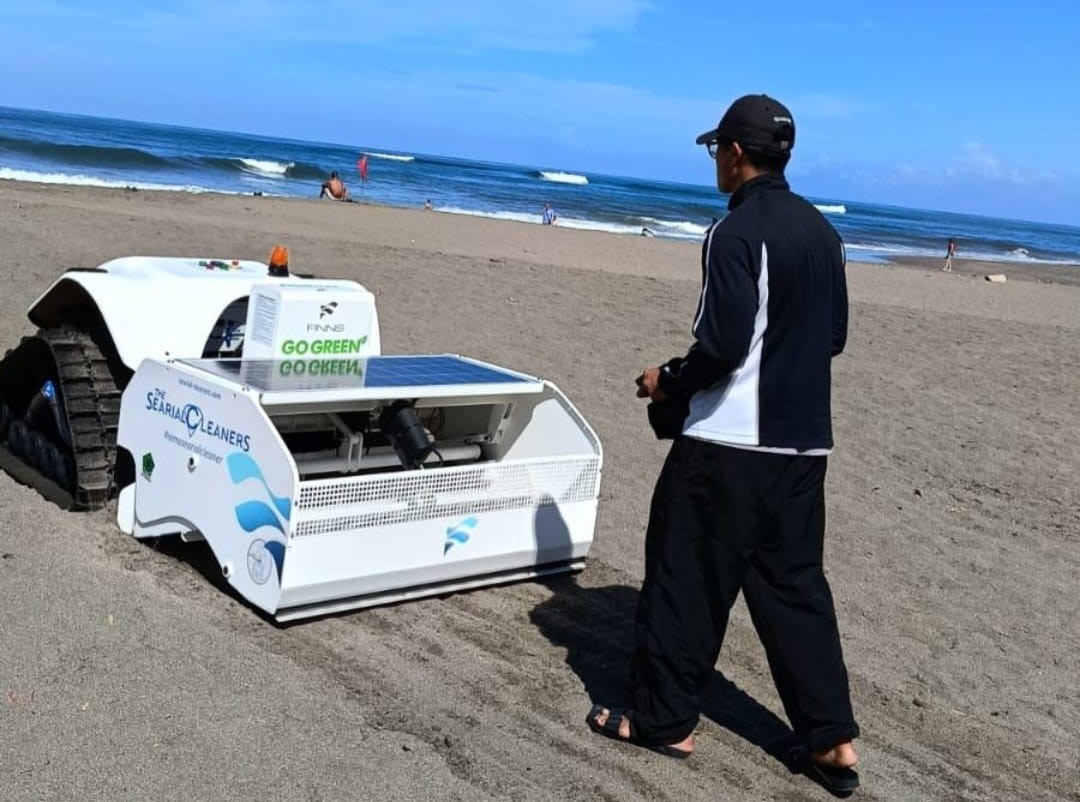 SAPU BERSIH: Uji coba robot penyapu sampah bernama "BeBot" sekitar pantai di Canggu, Badung Bali.