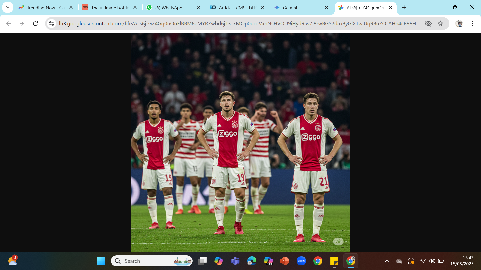 Ilustrasi - Pemain Ajax meratapi hasil imbang lawan Groningen dengan latar belakang pemain PSV merayakan bottle job klub ibu kota tersebut.