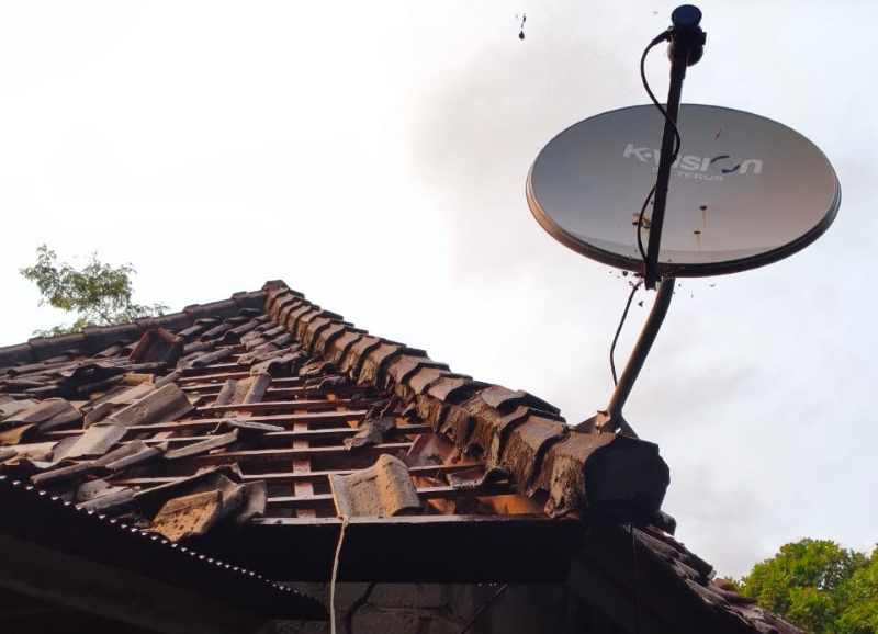 DISAMBAR PETIR : Kondisi rumah I Nengah Danta rusak pada bagian atap akibat disambar petir. (foto:istimewa)