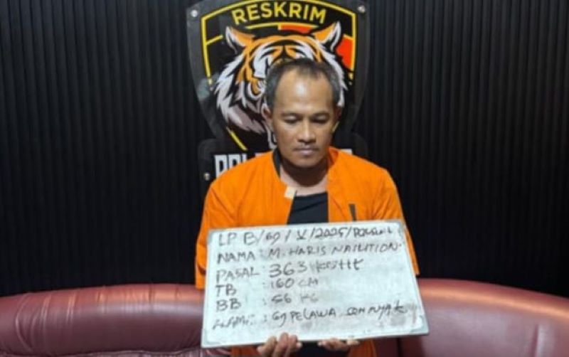 BOBOL TOKO PERHIASAN: Lelaki inisial M Haris Nasution, 42, bobol atap toko perhiasan dan diamankan Polsek Kuta