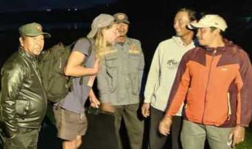 STRES DUIT HABIS : Warga asal Estonia inisial PM (kedua dari kiri berambut blondie) saat  diamankan Imigrasi Singaraja, karena kondisinya mengkhawatirkan. (Foto: istimewa)
