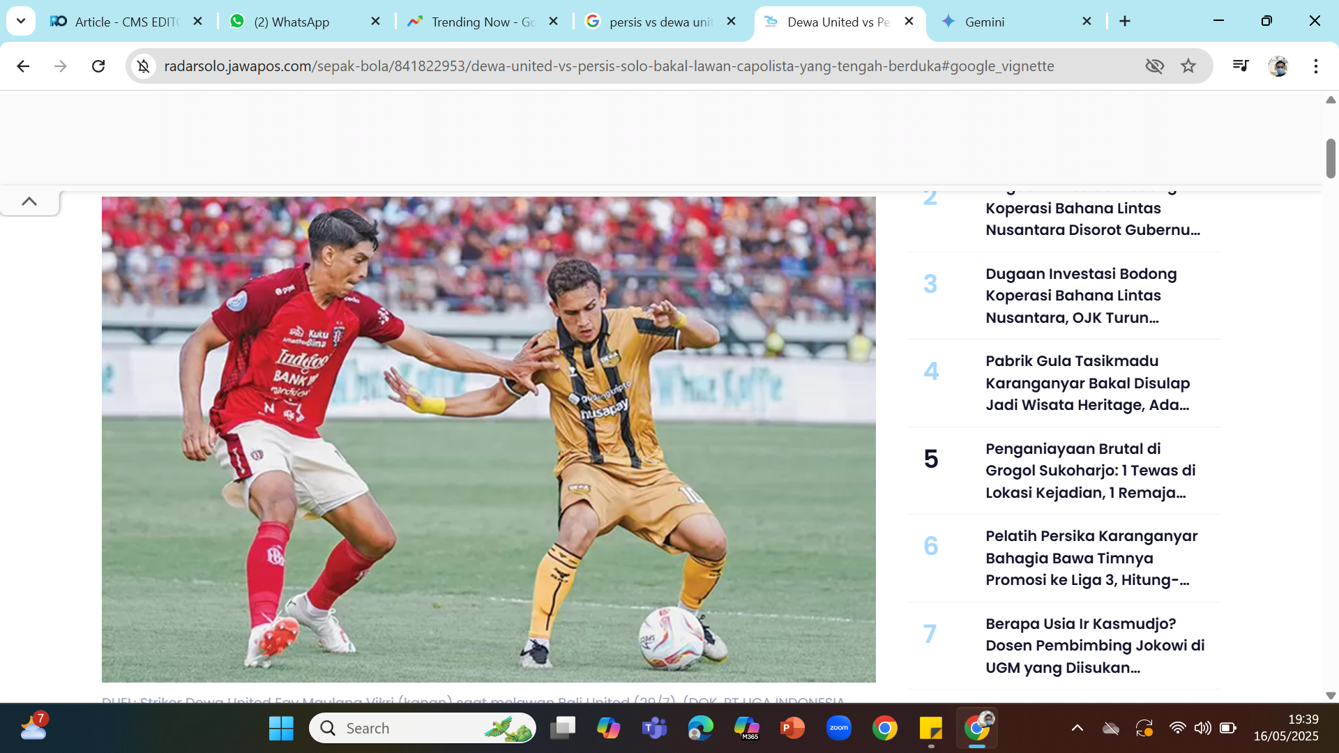 JAGA ASA ASIA - Striker Dewa United Egy Maulana Vikri berduel dengan pemain Bali United di Liga 1.