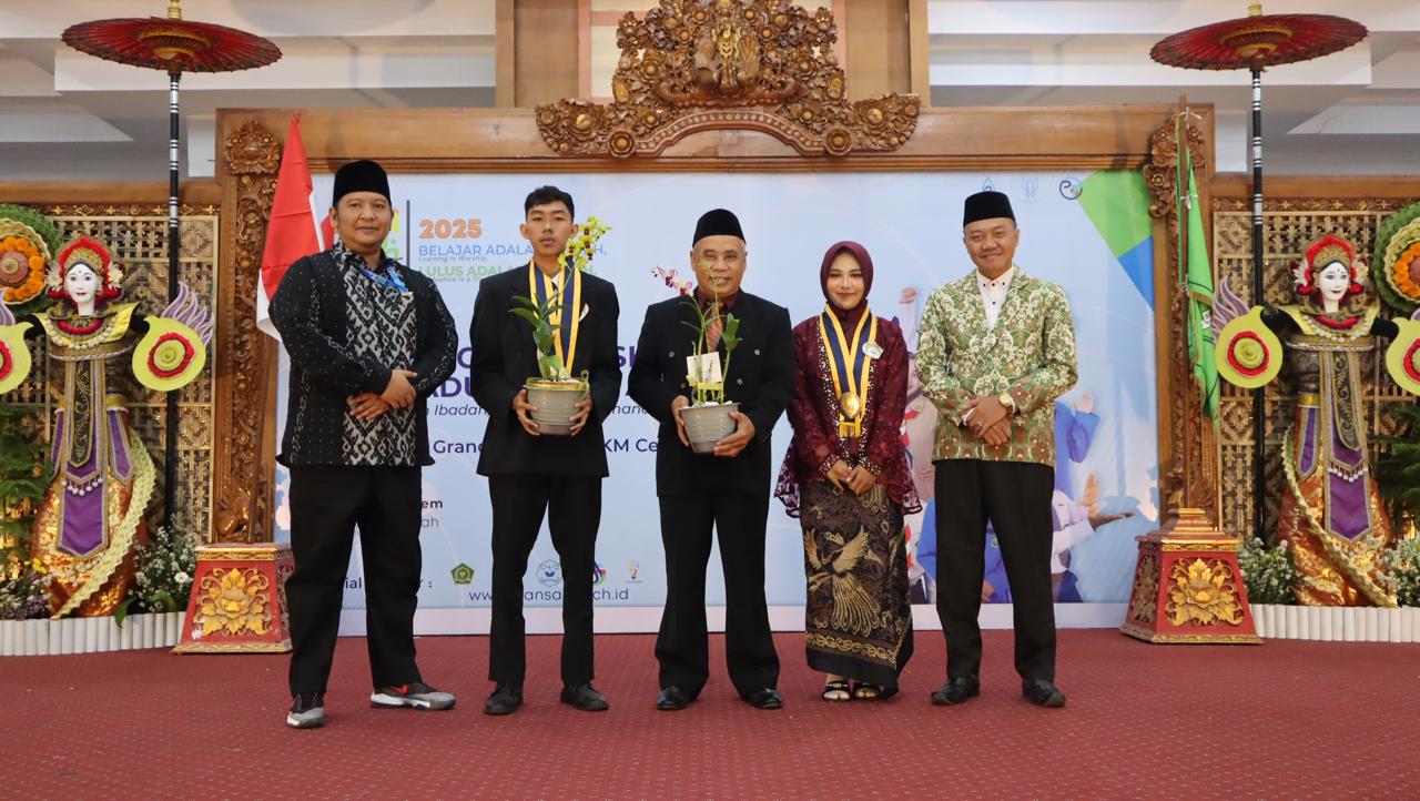 PELEPASAN: Kepala MAN Karangasem, H. Supriyanto, M.Pd dan Ketua Komite Achmad Fauzi Sandhi, S.Sos., M.M. bersama perwakilan siswa-siswi yang dilepas pada Sabtu, 17 Mei 2025.