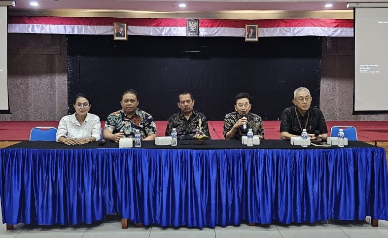 KLARIFIKASI: Rektor ITB STIKOM Bali Dr. Dadang Hermawan (tengah), didampingi  Prof. Dr. I Made Bandem, M.A (dua dari kanan) selaku pembina Yayasan di konferensi pers media Sabtu (17/5/2025)