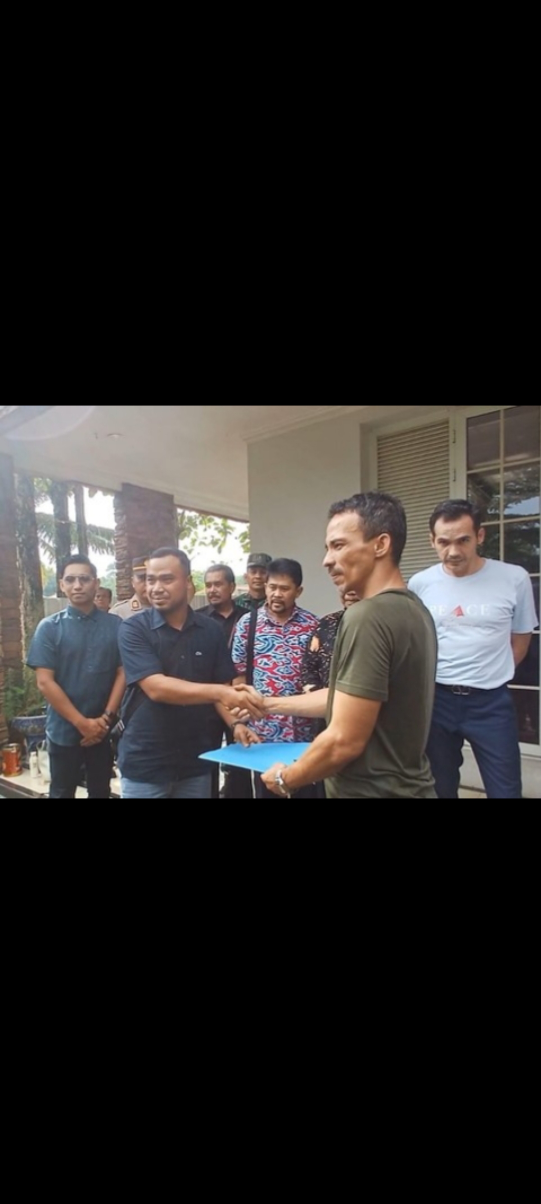 Atalarik Syah dan adiknya saat membayar Depe tanah sengketa Dede tasno