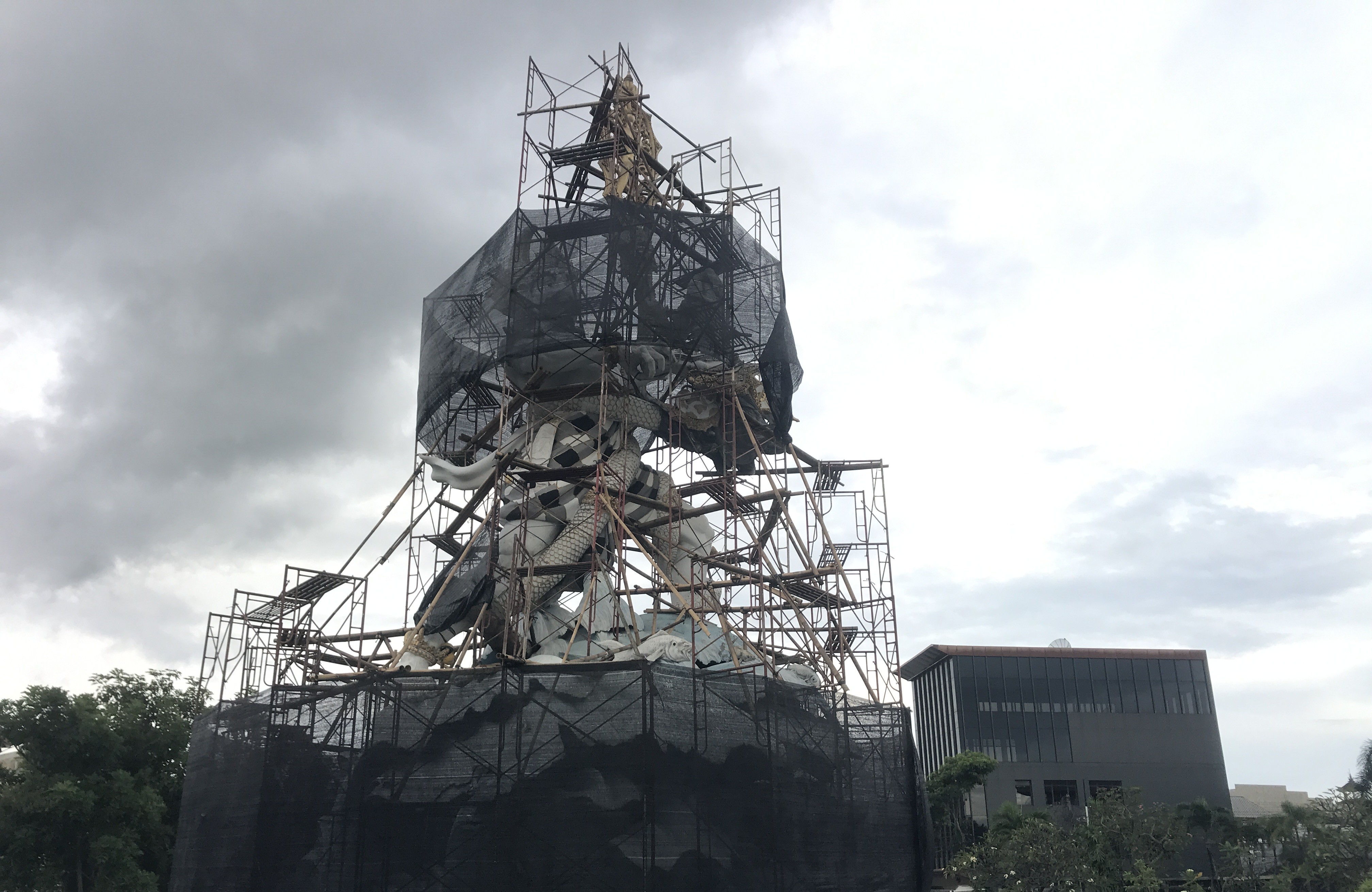 MENCEGAH RUSAK: Patung Dewa Ruci di kawasan SImpang Siur yang ikonik ini sedang dirawat dan diperbaiki. (miftahuddin/radar bali)