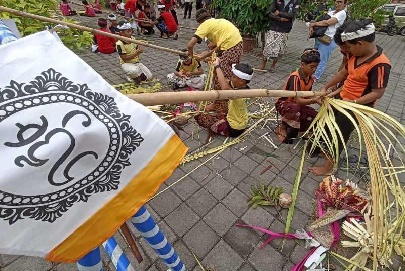 KECIL-KECIL SUDAH JAGO BIKIN PENJOR : Sejumlah anak-anak dengan penuh antusias tengah menyelesaikan lomba penjor di Desa Sumerta Klod, Denpasar yang harus tuntas selama dua jam. (adrian suwanto/radar
