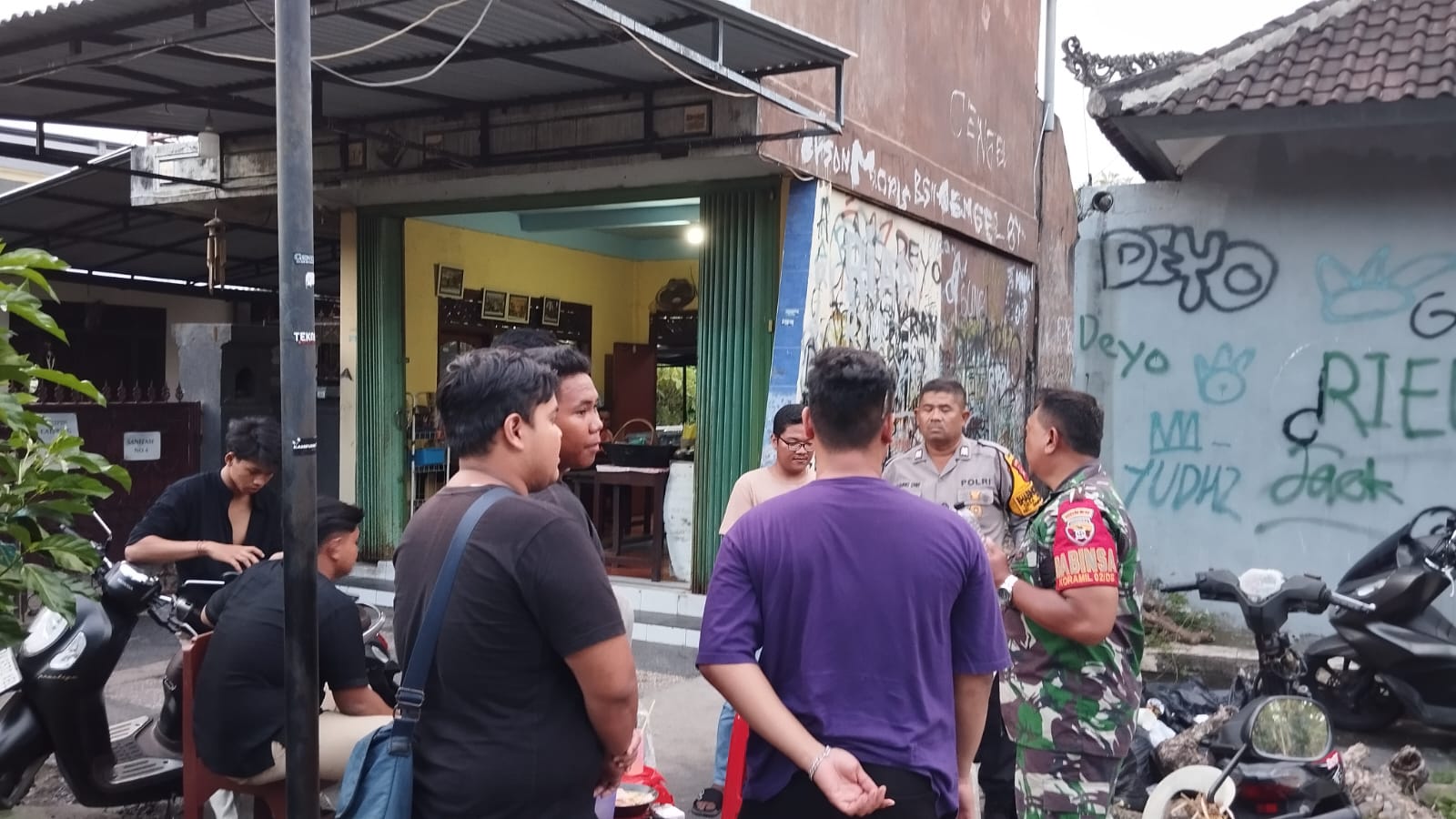 BUBAR!: Kelompok peminum mabuk di Denpasar Selatan dibubarkan
