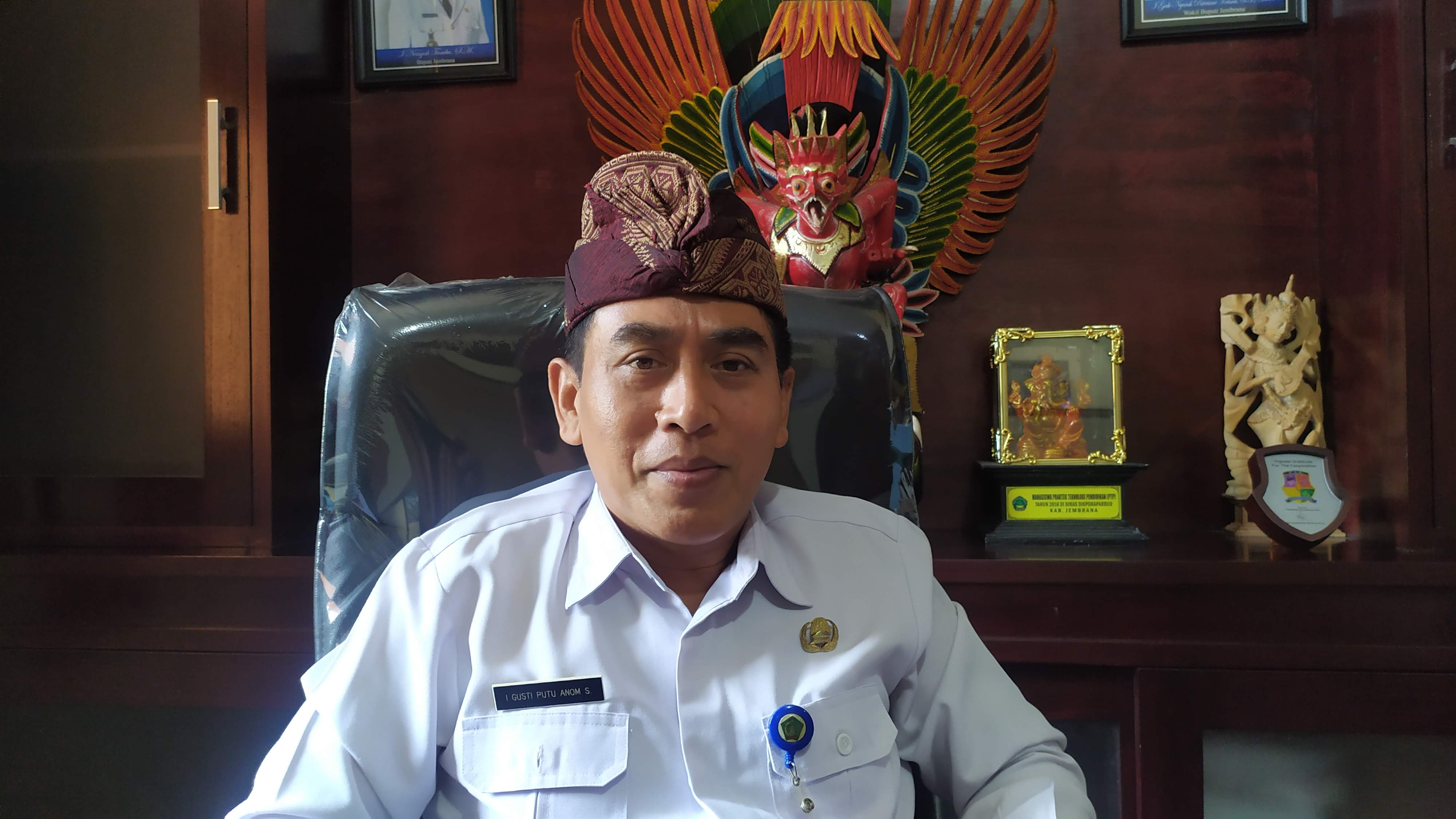 JELASKAN DAYA TAMPUNG SMP : Kadisdikpora Jembrana I Gusti Putu Anom Saputra. (m.basir/radar bali)