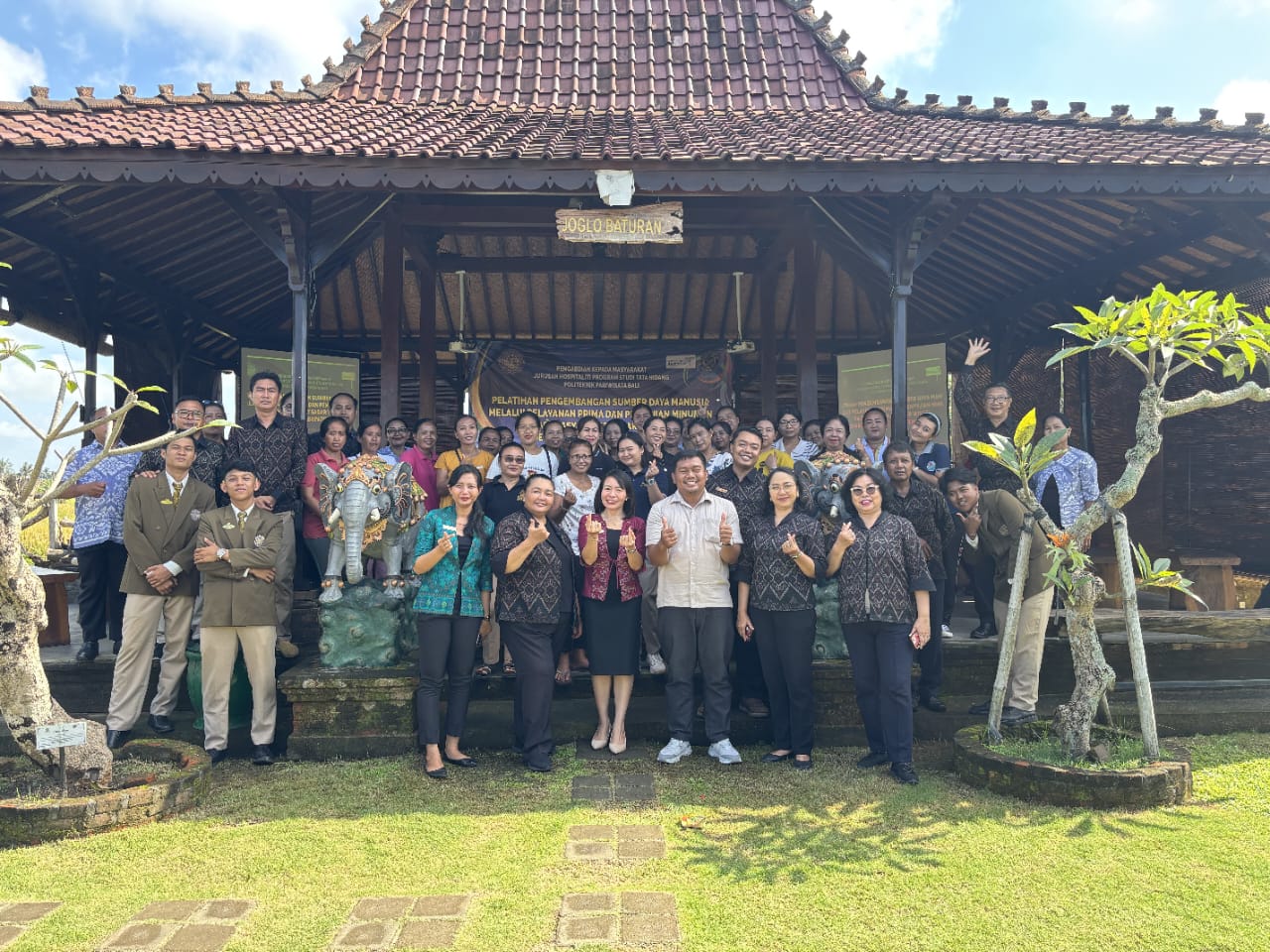 Program Studi Tata Hidang (TAH) Politeknik Pariwisata Bali (Poltekpar), menggelar PKM di Desa Batuan, Gianyar.