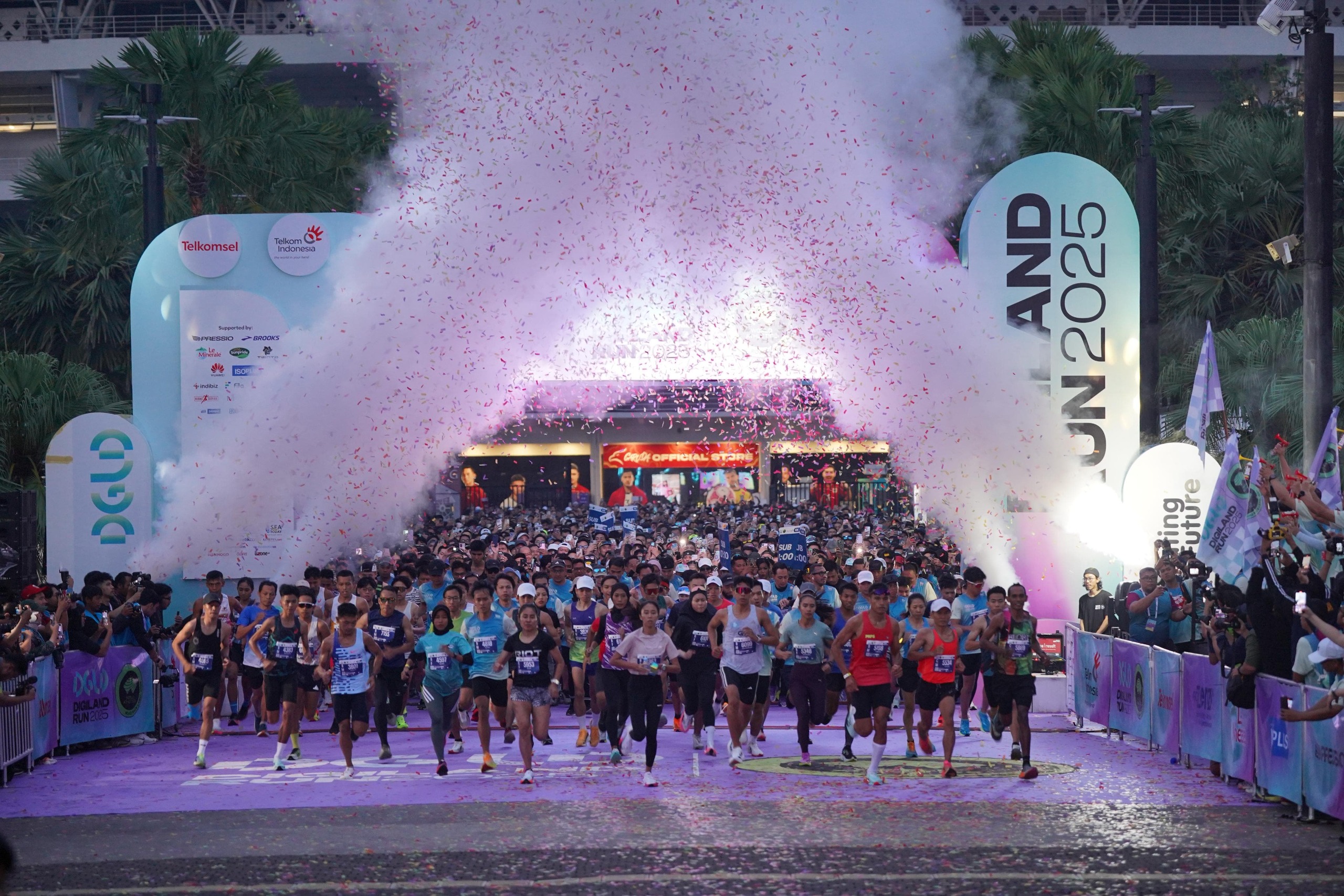 ATUSIAS: Para peserta Digiland Run 2025 mulai berlari setelah flag off Digiland Run 2025.