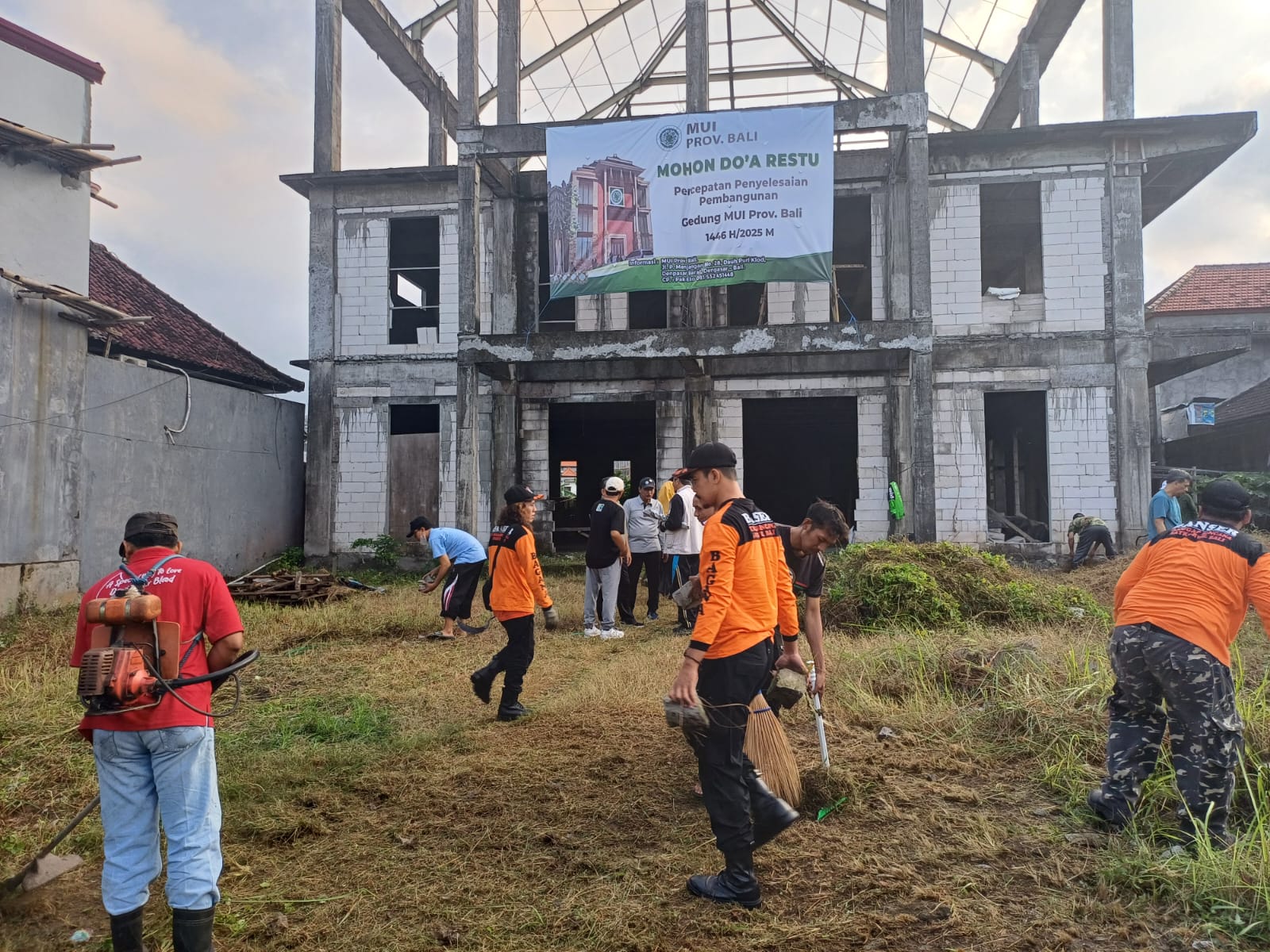 AKSI NYATA: Suasana aksi bersih-bersih di halaman gedung baru MUI Provinsi Bali di jalan Banyu Kuning Denpasar, Ahad 18 Mei 2025.