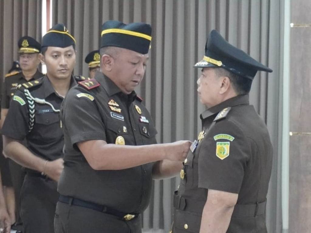 TUGAS BARU: Kajati Bali Ketut Sumedana melantik Kolonel Kum Wirdel Boy sebagai Asisten Pidana Militer.