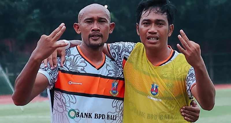 SIAP NAIK KASTA : Asep Tri Wahono (kiri) dan Mucin, dua pemain andalan Perseden Denpasar. (Foto Perseden Denpasar untuk Radar Bali)