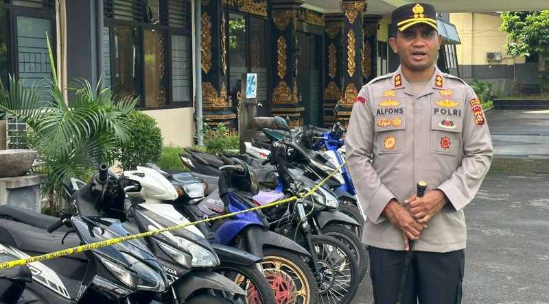 BEBERKAN MOTOR SITAAN : Kapolres Klungkung AKBP Alfons W.P Letsoin tegaskan tindakan bagi pembalap liar. (Foto: Humas Polres Klungkung)
