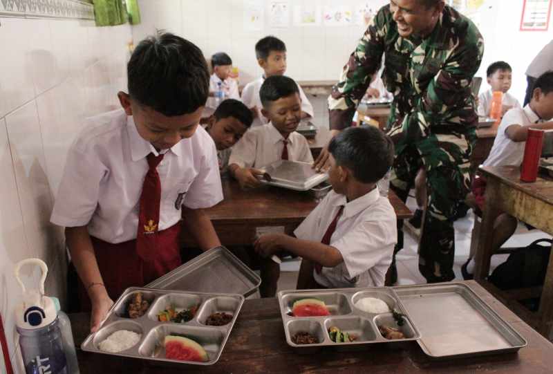 DI KECAMATAN BANJAR : Siswa tampak senang mendapatkan makan bergizi gratis. Di Buleleng, MBG baru dimulai di Kecamatan Banjar saja selama dua pekan yang menyasar 1.844 orang siswa.(francelino junior)