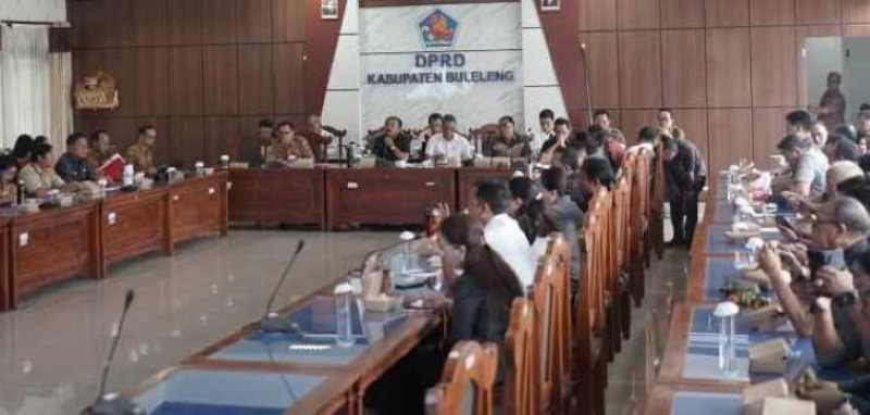 BAHAS BANK LOKAL BULELENG : Rapat antara DPRD Buleleng dan sejumlah instansi salah satunya Bank Buleleng 45. Dewan mengusahakan agar bank pemerintah bisa mengelola dana. (francelino junior/radar bali)