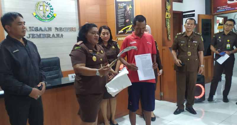 DAPAT KENANG-KENANGAN : Pelepasan baju tahanan tersangka Efendi setelah dibebaskan dari penjara melalui restorasi justice.(m.basir)