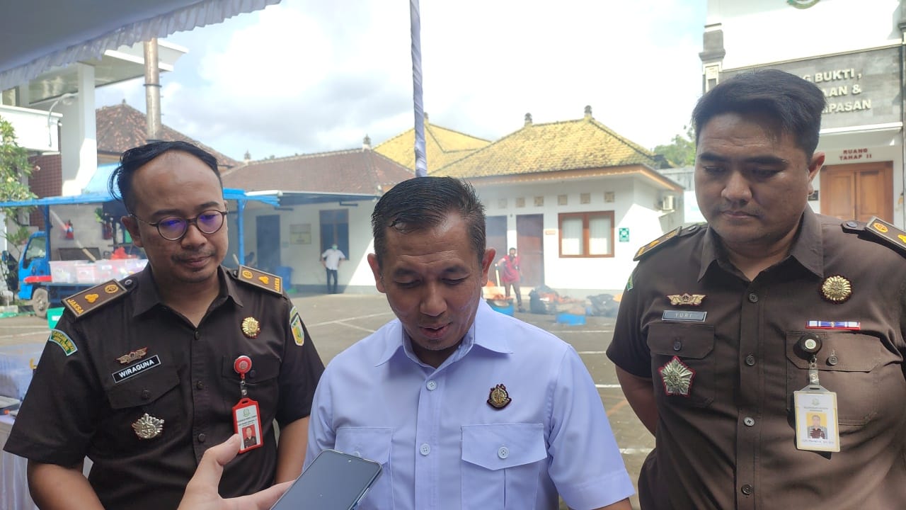 INKRAH: Kajari Denpasar Agus Setiadi (tengah) didampingi Kasi Pidum Kejari Denpasar I Gede Wiraguna Wiradarma (kiri) di sela pemusnahan BB, Rabu (21/5/2025).
