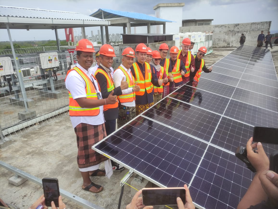 KOLABORASI: Pihak Pemprov Bali, PLN, perwakilan Kementerian ESDM dan stakeholder meninjau panel Surya di atap Swiss-belResort Pecatu, Kuta Selatan, Badung (21/5/2025). (Marsellus Pampur/Radar Bali)
