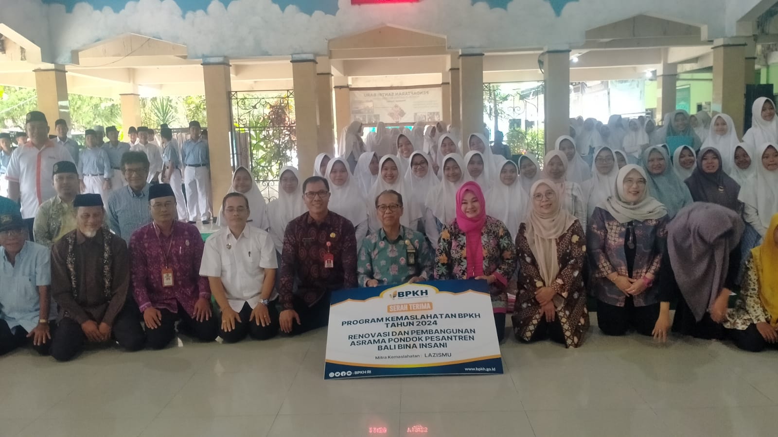 BANTUAN: Suasana penyerahan program Kemaslahatan BPKH Tahun 2024 bersama dengan LazisMu Bali diberikan kepada Ponpes Bali Bina Insani La Royba, Desa Meliling, Kerambitan Tabanan.