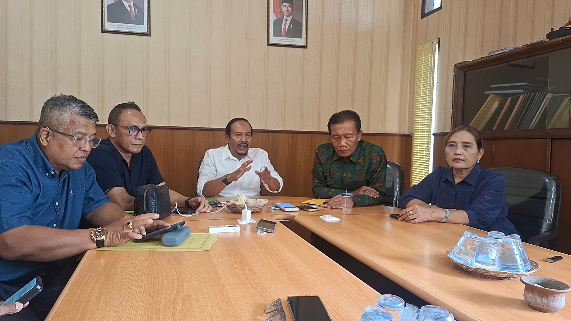 KETERANGAN PERS: SC Musda XI DPD Partai Golkar Bali Dewa Made Suamba Negara (tengah) dan Ketua Panitia Musda XI Komang Suarsana (dua dari kanan) di Kantor DPD Partai Golkar Bali, Denpasar (21/5).