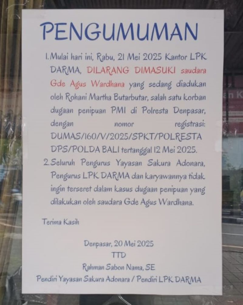 Pengumuman yang ditempel di salah satu kaca ITB STIKOM Bali
