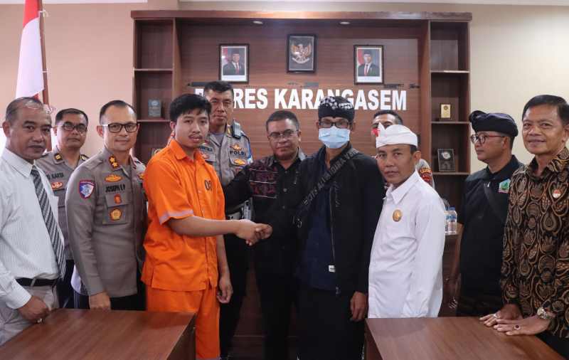 BATAL JADI TERSANGKA : Proses restorative justice antara I Nengah Wartawan yang sebelumnya berstatus tersangka atas laporan I Gusti Ngurah Agung Ari Prasetya dalam insiden pemukulan pecalang. (ist)