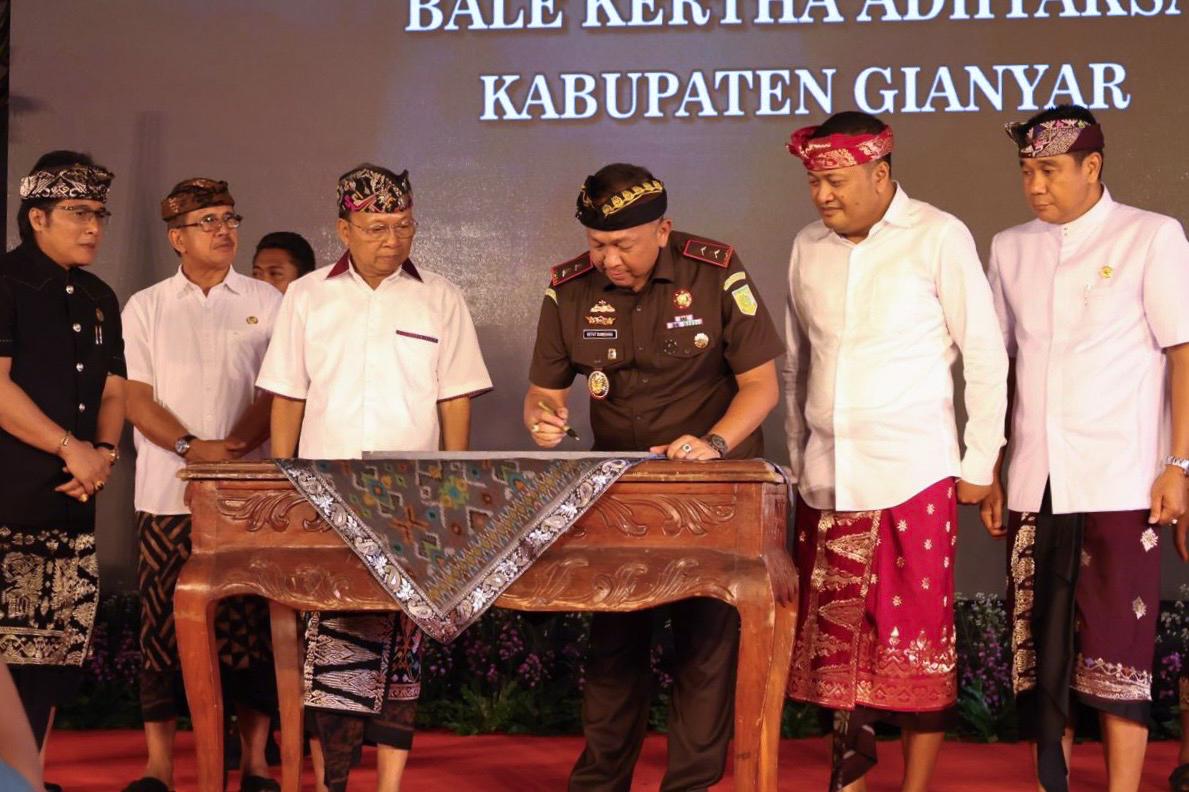 DIRESMIKAN: Kajati Bali Ketut Sumedana bersama Gubernur Wayan Koster, Wagub Giri Prasta dan Bupati Gianyar Made Mahayastra di Balai Budaya Gianyar.
