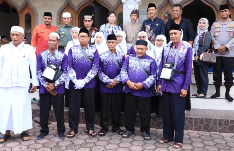 ROMBONGAN KECIL : Calon Jemaah Haji Klungkung siap berangkat. (Foto: Humas Klungkung)