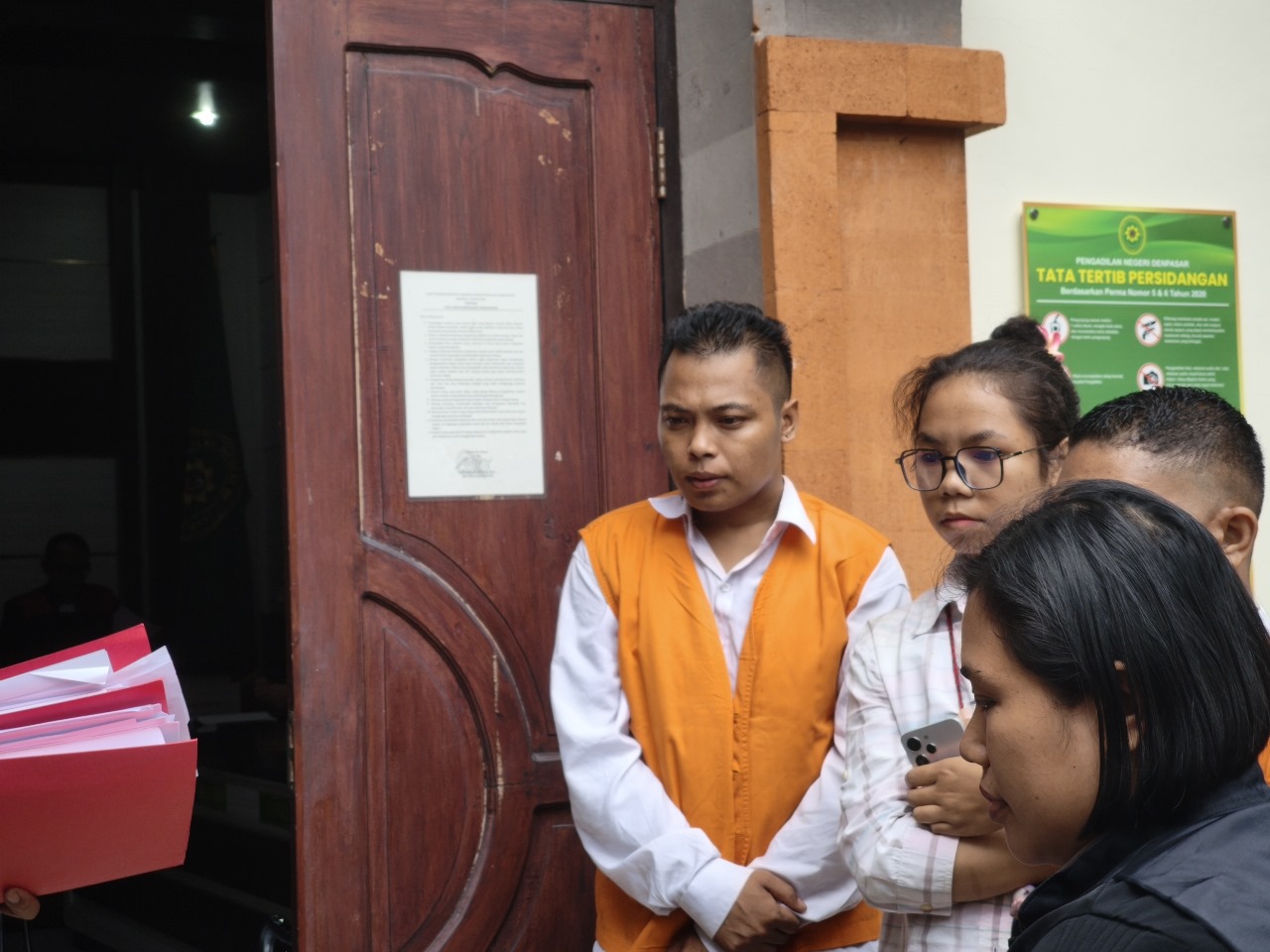 TAK AJUKAN BANDING: Terdakwa Agus Sugianto menandatangani berkas putusan usai hakim membacakan vonis.