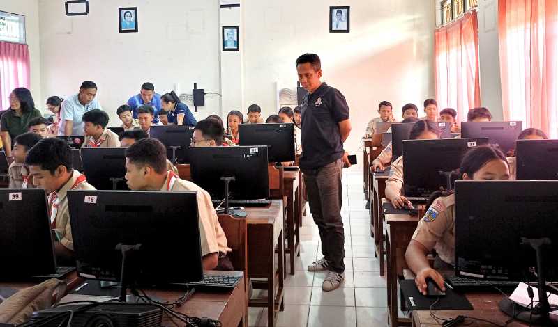 GELAR PSIKO TES: Kepala Bidang Pembinaan Sekolah Menengah Pertama	I Komang Gede Hendra Susanta (berdiri) saat memantau Psikotes siswa SMPN 6 Negara. ( Foto: Disdikpora)