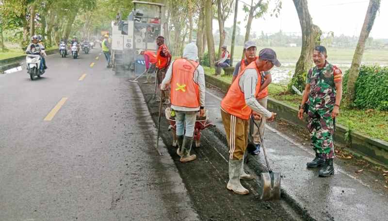 BELUM BISA PERBAIKAN TOTAL : Proses perbaikan jalan rusak di jalan Denpasar &ndash; Gilimanuk. (Foto : koleksi Serda Suwardi untuk Radar Bali)
