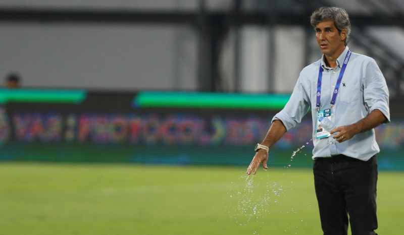 DITUNGGU KENANGAN INDAH KEMENANGAN : Pelatih Bali United, Stefano "Teco" Cugurra Jalani laga pemungkas melawan Persebaya di Stadion Gelora Bung Tomo, (Miftahuddin/Radar Bali)