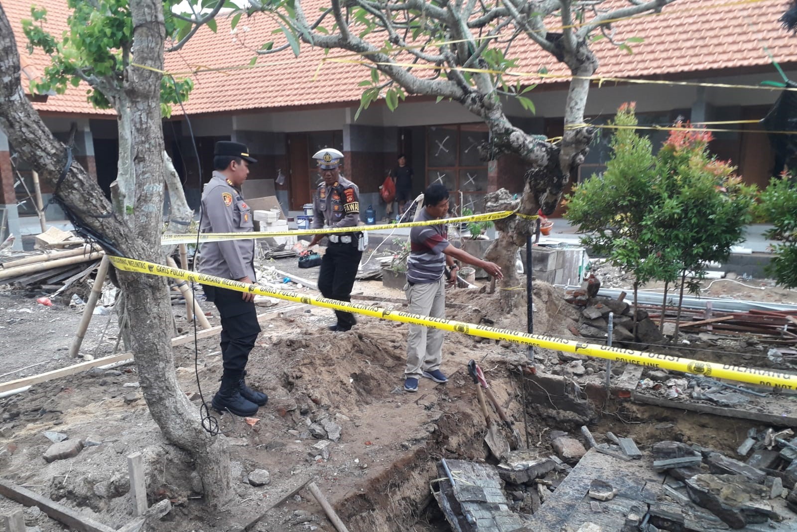 ANGKER: Polisi melakukan olah tempat kejadian perkara (TKP), di lokasi proyek, Jalan Kesumasari, Sanur Denpasar Selatan, Jumat (23/5/2025)