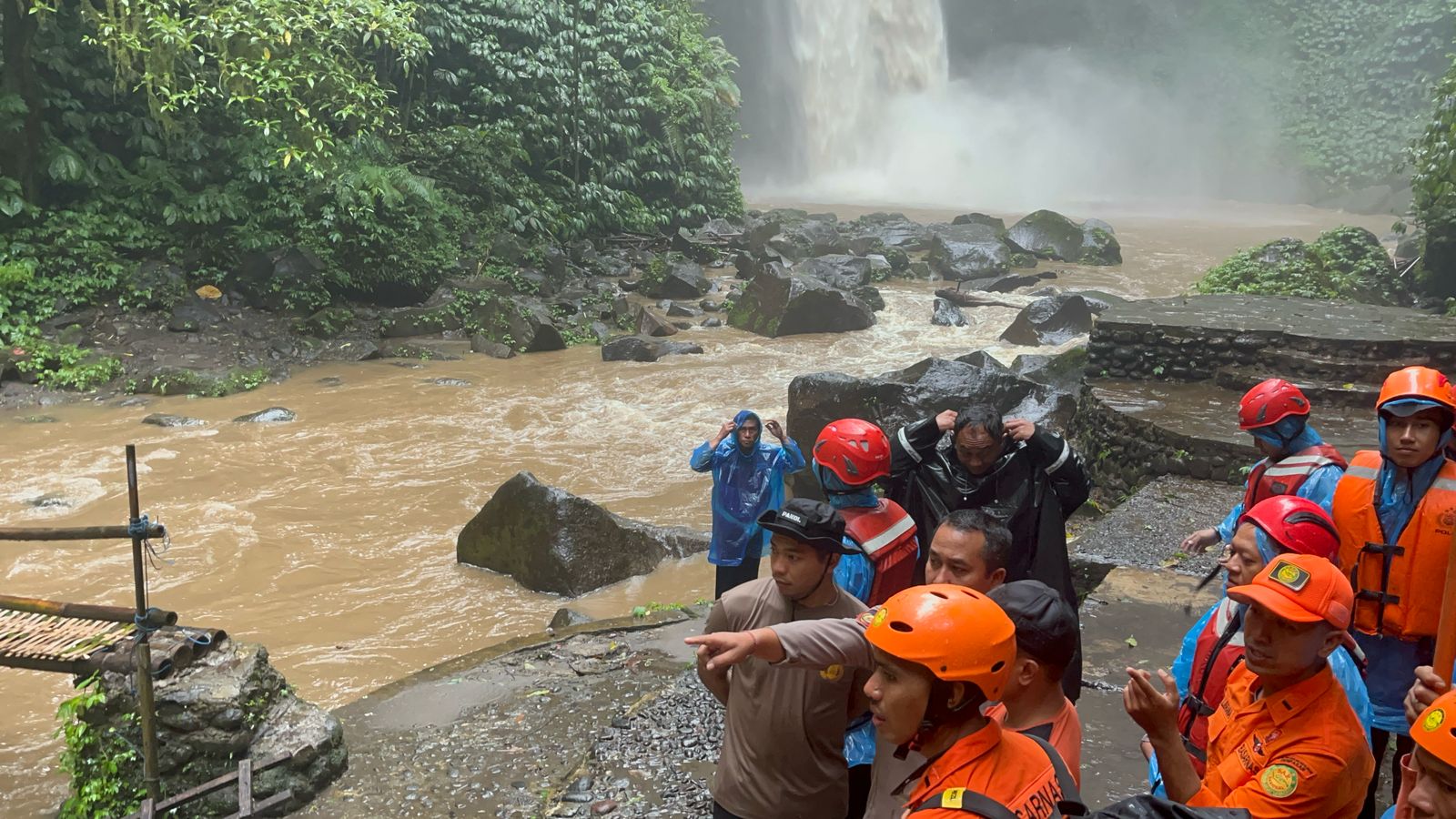 PENCARIAN: Tim gabungan Basarnas, BPBD, dan SAR Polda Bali melkukan pencarian di Air Terjun Nungnung, Kamis (22/5/2025).
